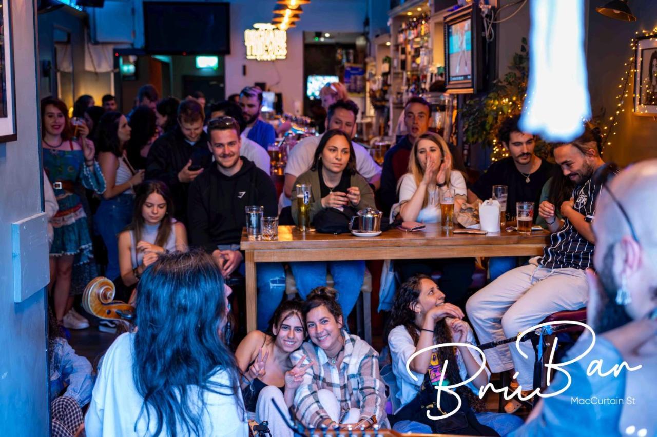 Bru Bar & Hostel コーク エクステリア 写真